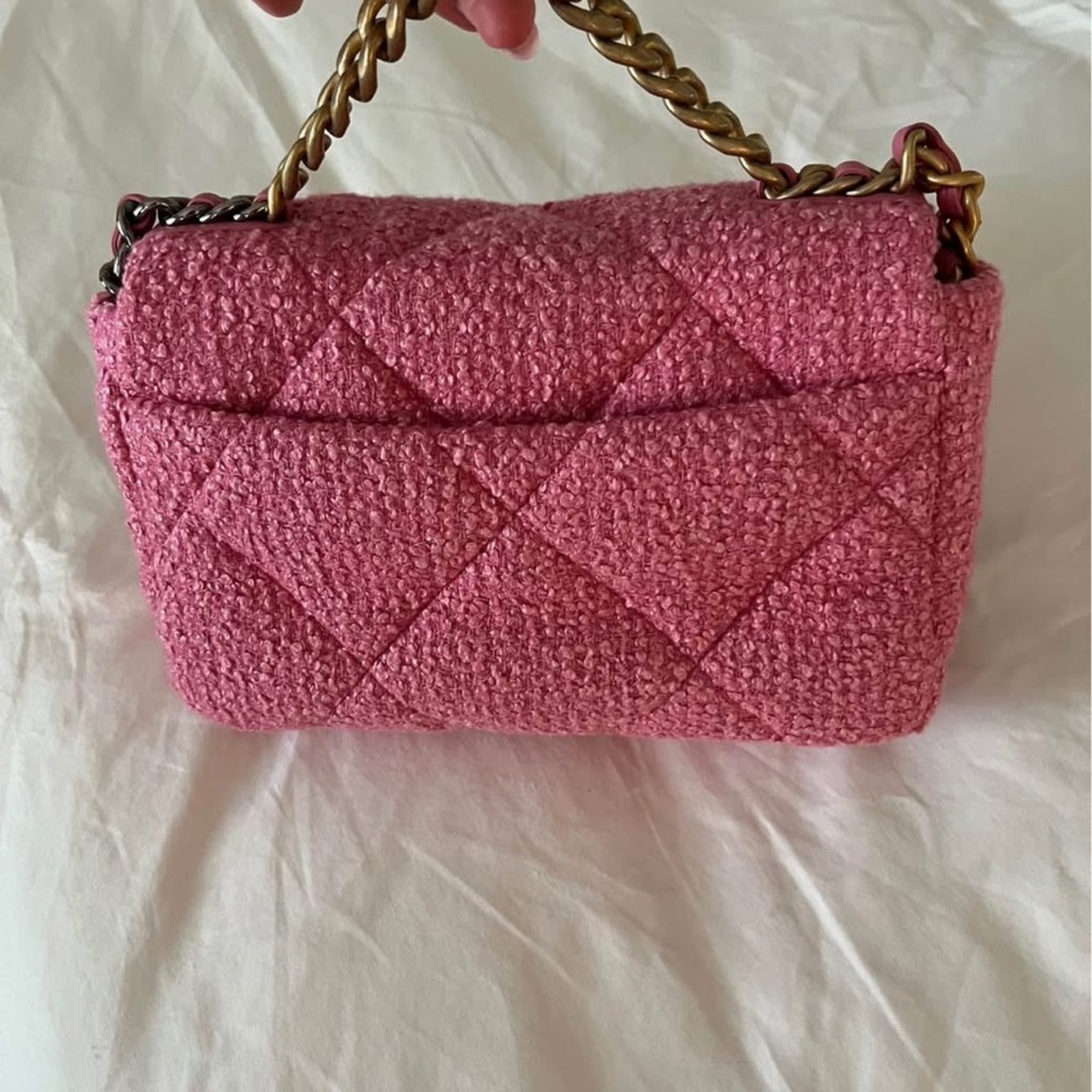 SOLD‼️‼️ Chanel 19 series, pink tweed with gold and metal hardware size Medium - Picture 3 of 4